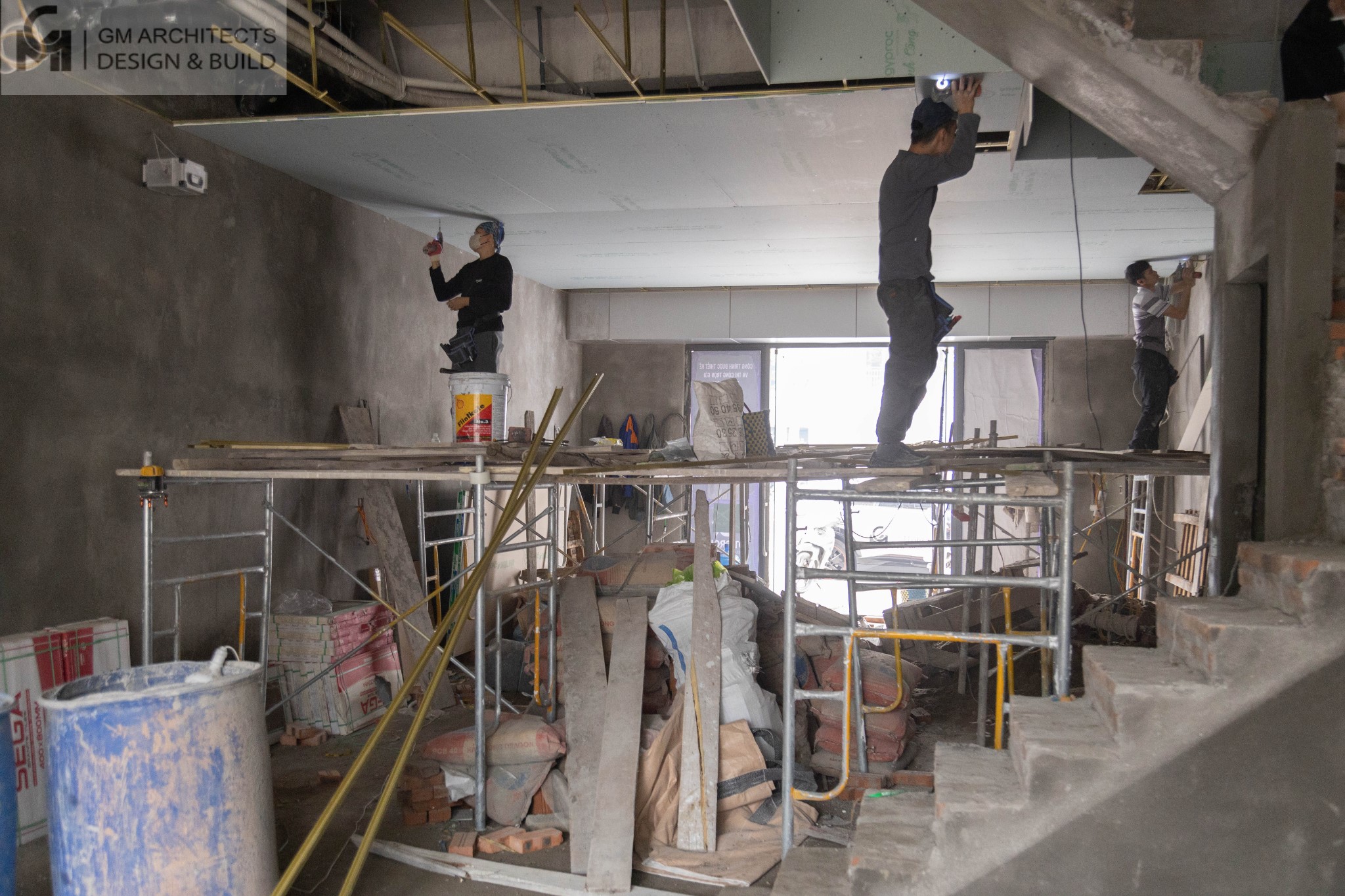 Đội ngũ nhân sự thiết kế & thi công chuyên nghiệp tại GM Architects 16 Đội ngũ GM Architects đang thi công tại công trình